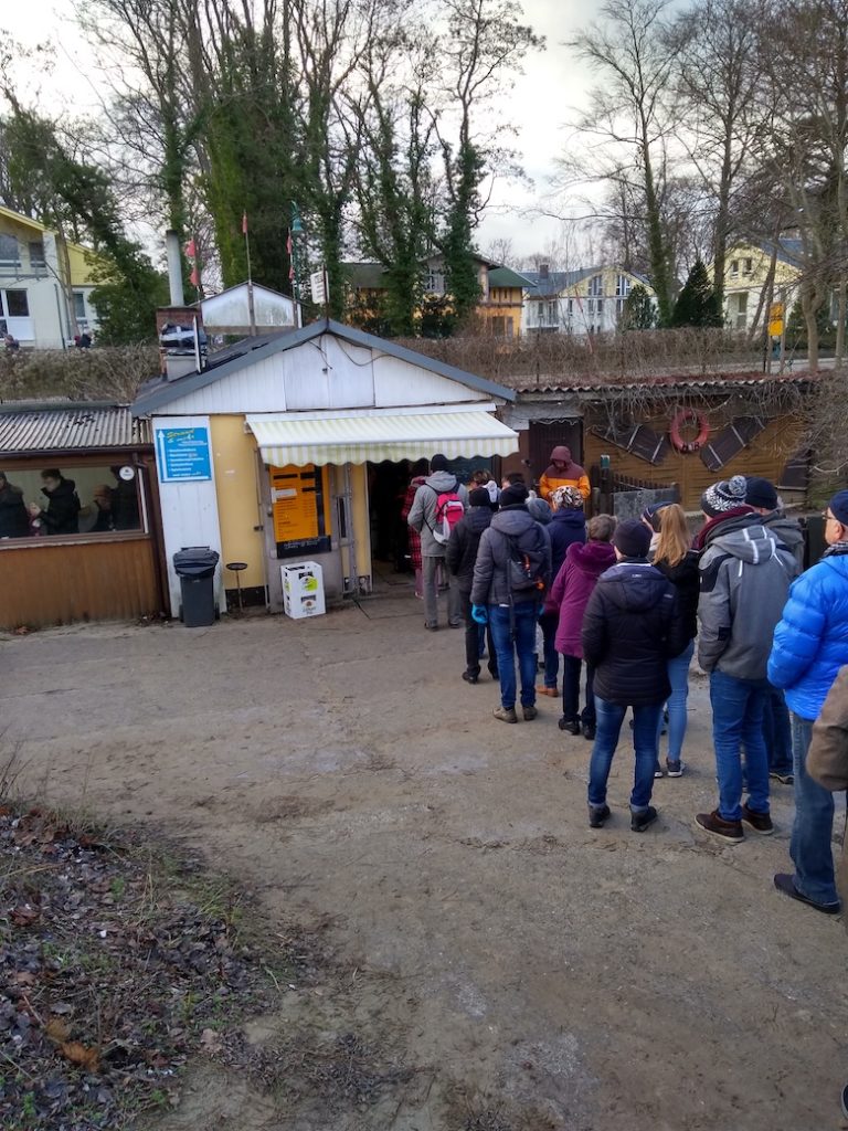 Fischerbrötchen am Fischerstrand Usedom