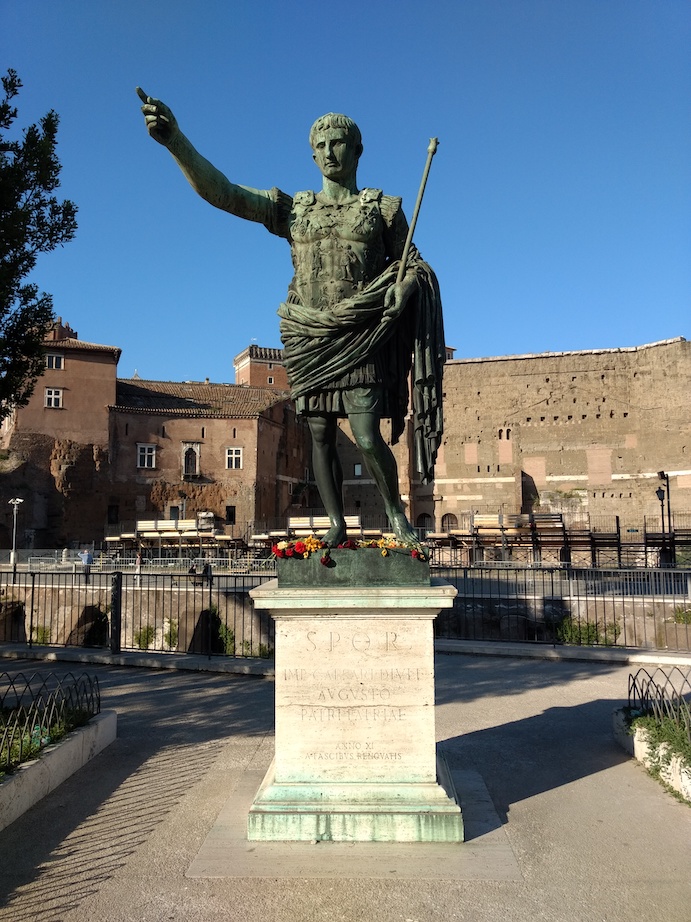 Rom Statue