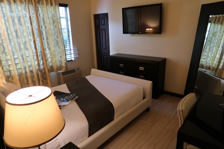 Tradewinds Apartment Hotel Schlafzimmer
