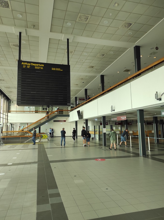 Schönefeld Flughafen Terminal und Anzeigetafel