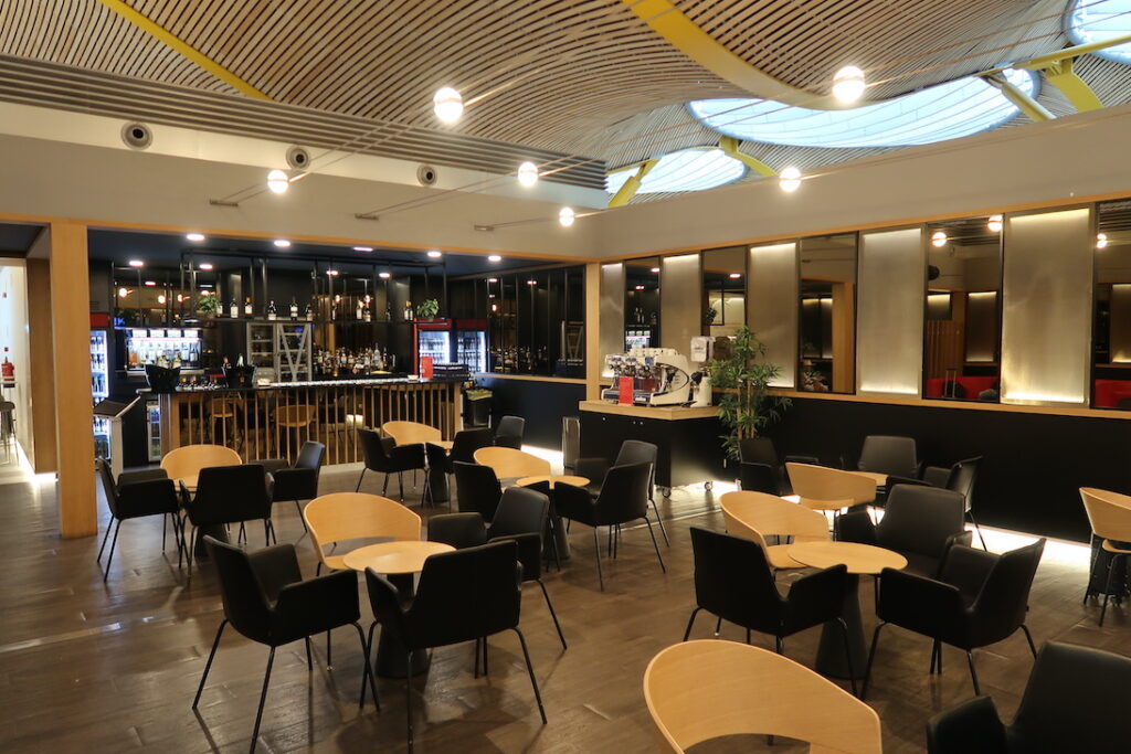 Iberia Premium Lounge Dalí Vinothek
