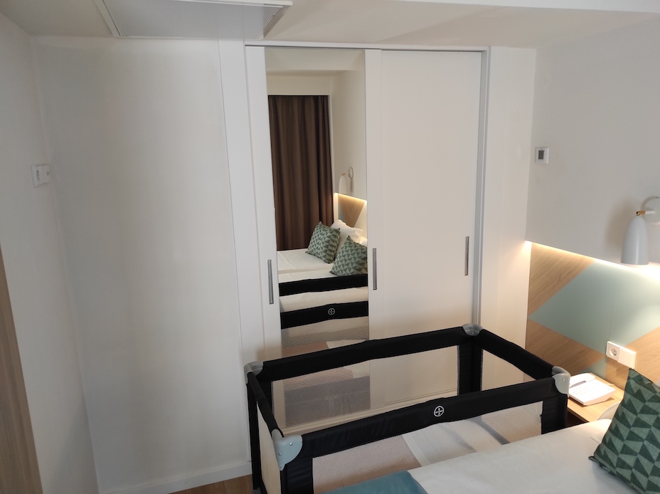 js portocolom Zimmer Kleiderschrank